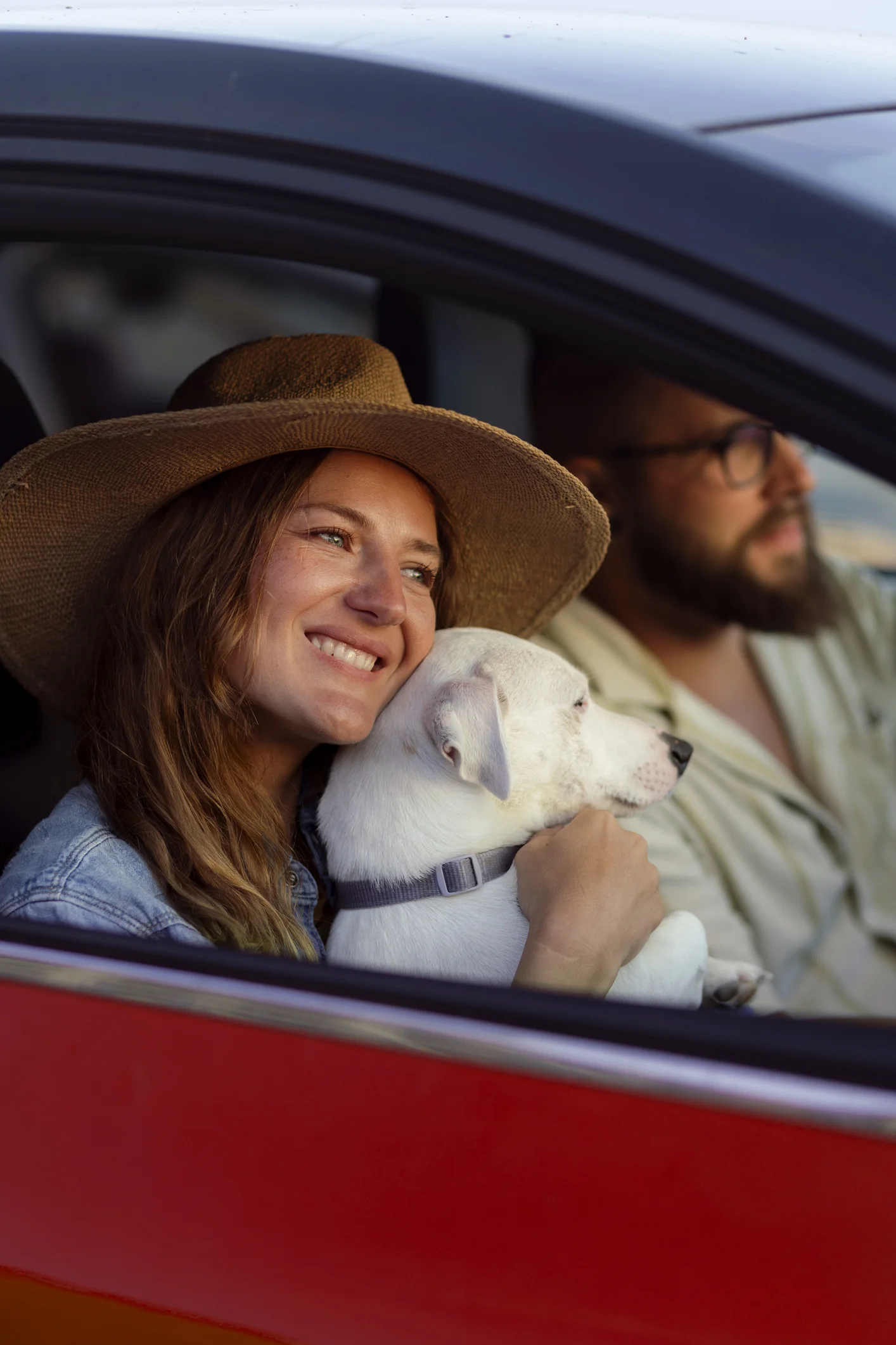 Una pareja comparte un viaje en auto con su perro